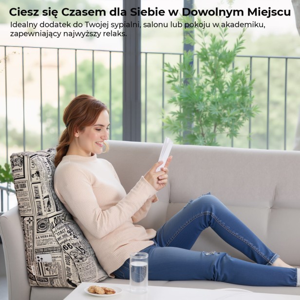 Kobieta opierająca się na łóżku o  Wszechstronna Poduszka do Czytania Wzór Gazeta