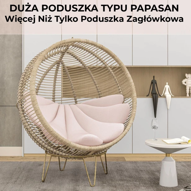 Poduszka na Ścianę w Kształcie Muszli w fotelu typu "kokon" w salonie.