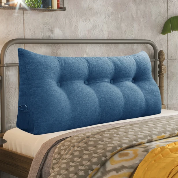 Trójkątna Poduszka do Czytania – Len Niebieski,  aranżacja na łóżku w sypialni.