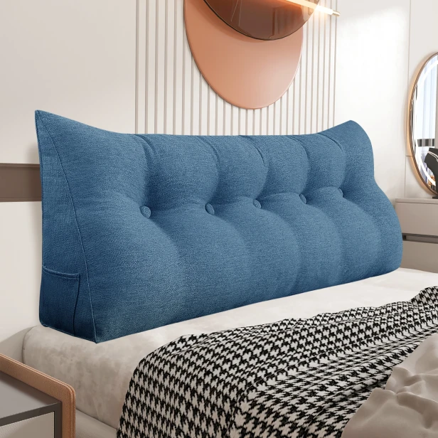 Trójkątna Poduszka do Czytania – Len Niebieski,  aranżacja na łóżku w sypialni.