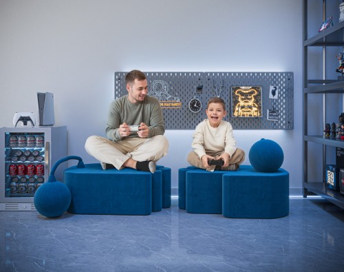 mężczyzna siedzący z chłopcem na dwóch Nowoczesnych Niebieskich Pufach.