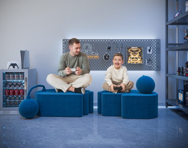 mężczyzna siedzący z chłopcem na dwóch Nowoczesnych Niebieskich Pufach.