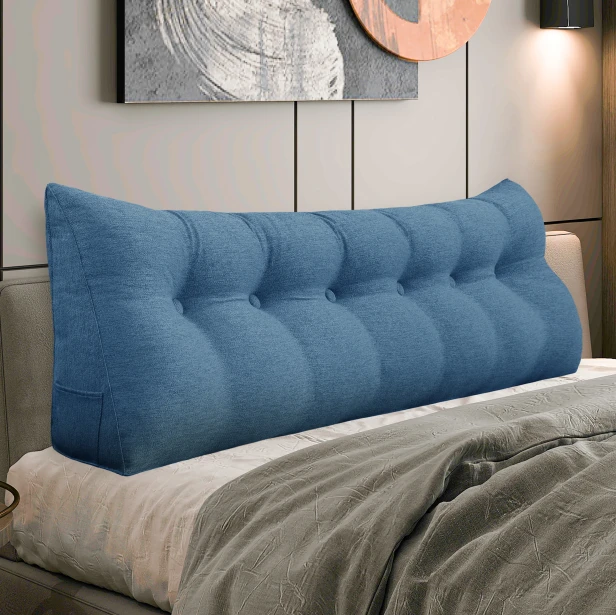 Trójkątna Poduszka do Czytania – Len Niebieski,  aranżacja na łóżku w sypialni.