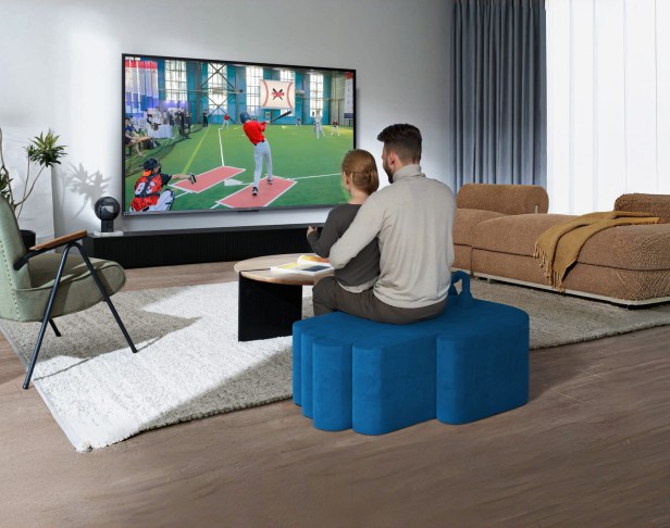 Para siedząca i grająca na Nowoczesnej Niebieskiej Pufie.