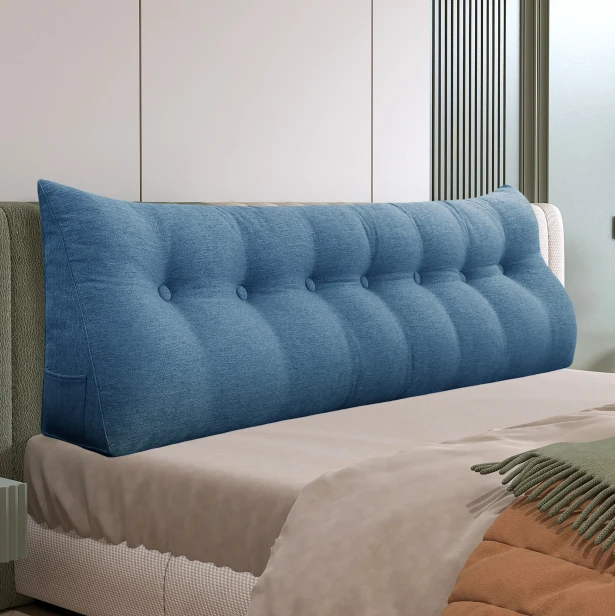 Trójkątna Poduszka do Czytania – Len Niebieski,  aranżacja na łóżku w sypialni.