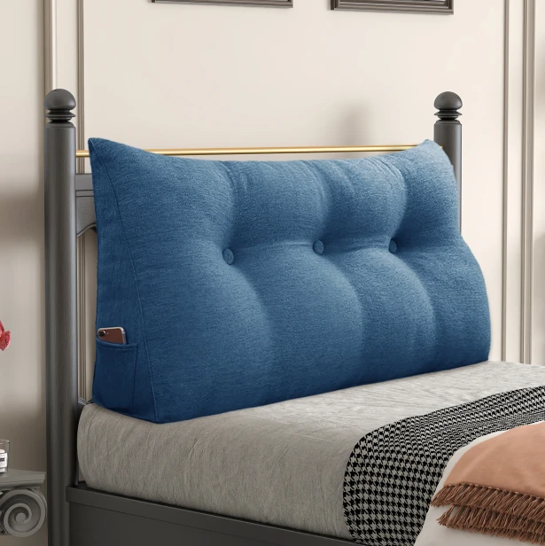 Trójkątna Poduszka do Czytania – Len Niebieski,  aranżacja na łóżku w sypialni.