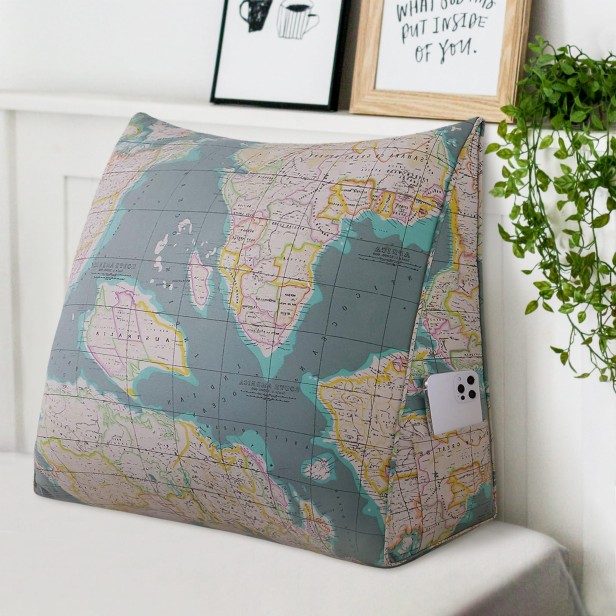 Poduszka ozdobna Zielona Mapa, aranżacja w domu.