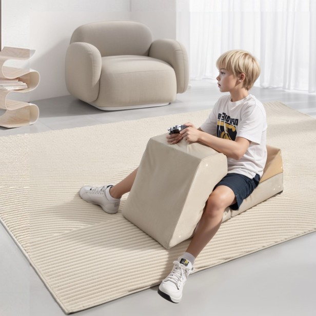 Chłopiec siedzący na Wielofunkcyjnej Sofie Gamingowej.