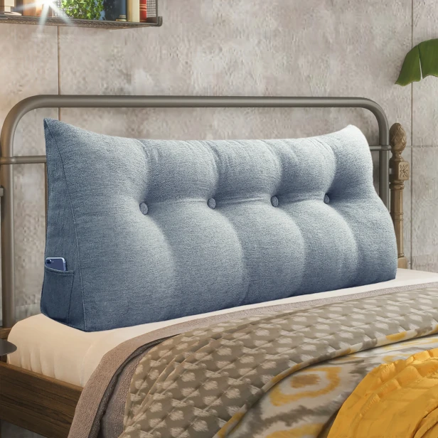 Trójkątna Poduszka do Czytania – Len Szara,  aranżacja na łóżku w sypialni.