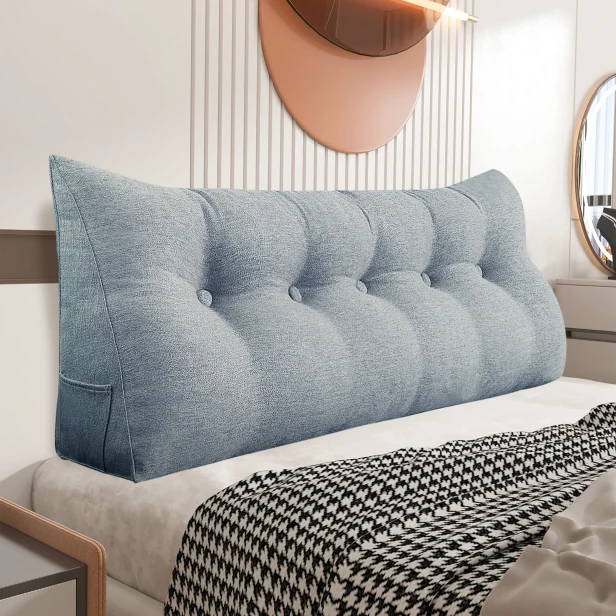 Trójkątna Poduszka do Czytania – Len Szara,  aranżacja na łóżku w sypialni.