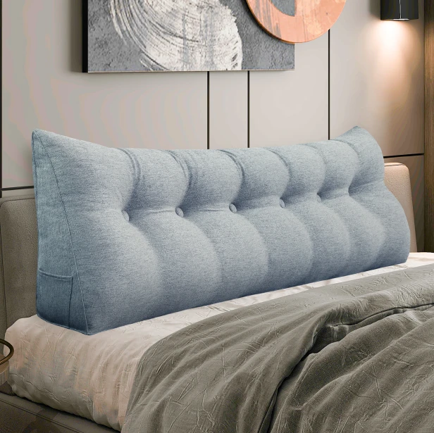 Trójkątna Poduszka do Czytania – Len Szara,  aranżacja na łóżku w sypialni.