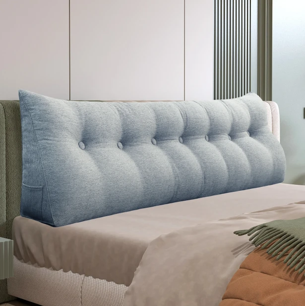 Trójkątna Poduszka do Czytania – Len Szara,  aranżacja na łóżku w sypialni.