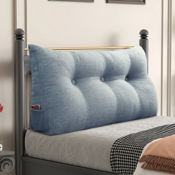 Trójkątna Poduszka do Czytania – Len Szara,  aranżacja na łóżku w sypialni.