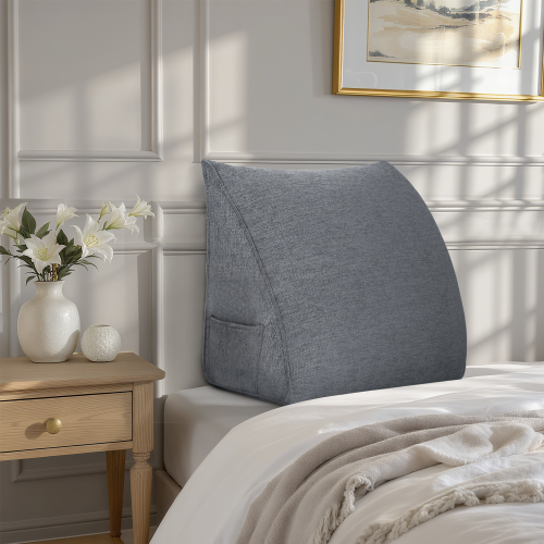 Poduszka Lniana Trójkątna Szary Melanż, aranżacja w sypialni na łóżku.