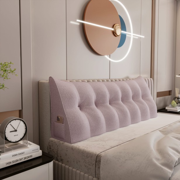 Trójkątna Poduszka Pluszowa Różowa, aranżacja w sypialni na łóżku.