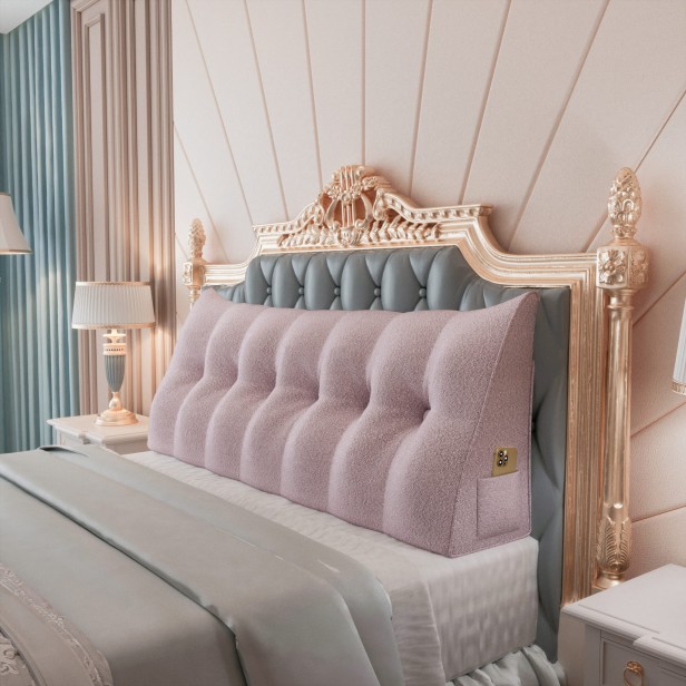 Trójkątna Poduszka Pluszowa Różowa, aranżacja w sypialni na łóżku.