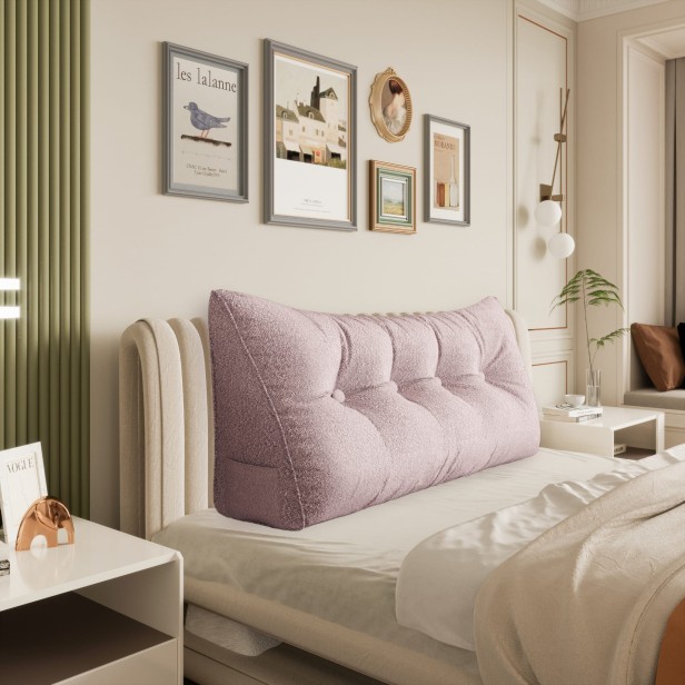 Trójkątna Poduszka Pluszowa Różowa, aranżacja w sypialni na łóżku.