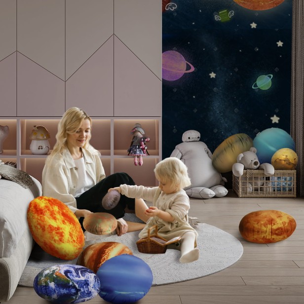 Kobieta bawiąca się z dzieckiem w pokoju dziecięcym w otoczeniu Zestaw Poduszek Planety 12 szt.