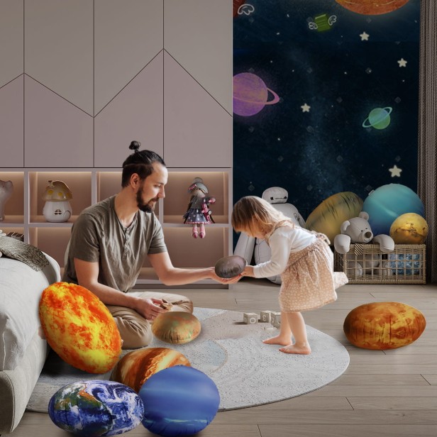 Mężczyzna bawiący się z dzieckiem w pokoju dziecięcym w otoczeniu Zestaw Poduszek Planety 12 szt.