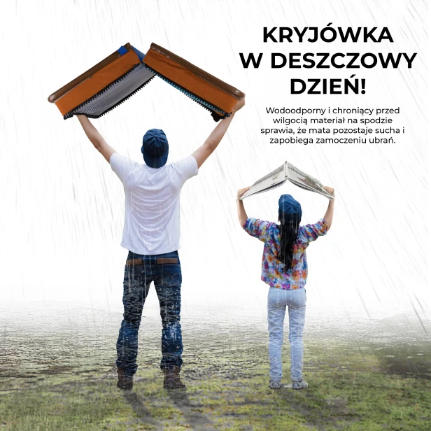 Dwie osoby na deszczu z Siedziskiem Książka nad głowami.