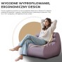 Kobieta siedząca na Fioletowym Fotelu z Piankowym Wypełnieniem