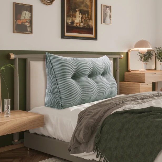 Duża Sztruksowa Poduszka do Czytania – Szara, aranżacja w sypialni na łóżku.