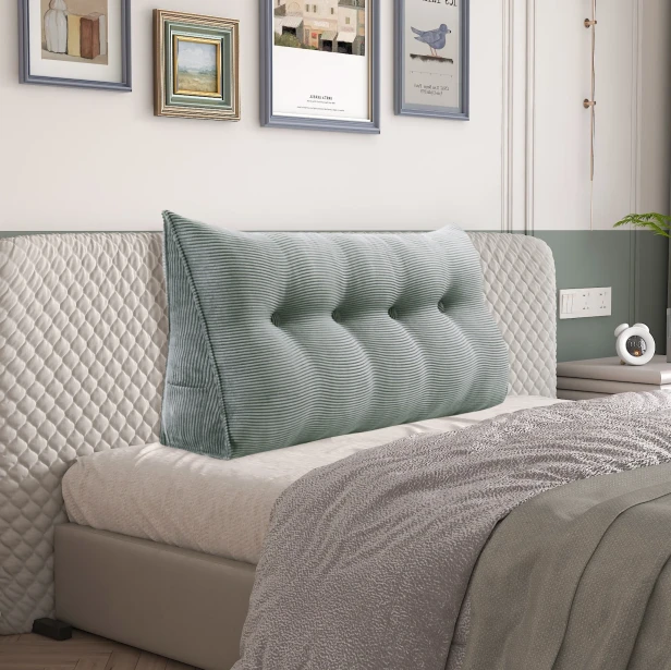 Duża Sztruksowa Poduszka do Czytania – Szara, aranżacja w sypialni na łóżku.