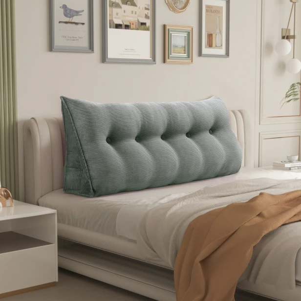 Duża Sztruksowa Poduszka do Czytania – Szara, aranżacja w sypialni na łóżku.