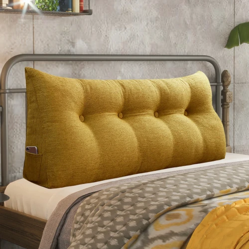 Trójkątna Poduszka do Czytania – Len Żółta, aranżacja w sypialni na łóżku.