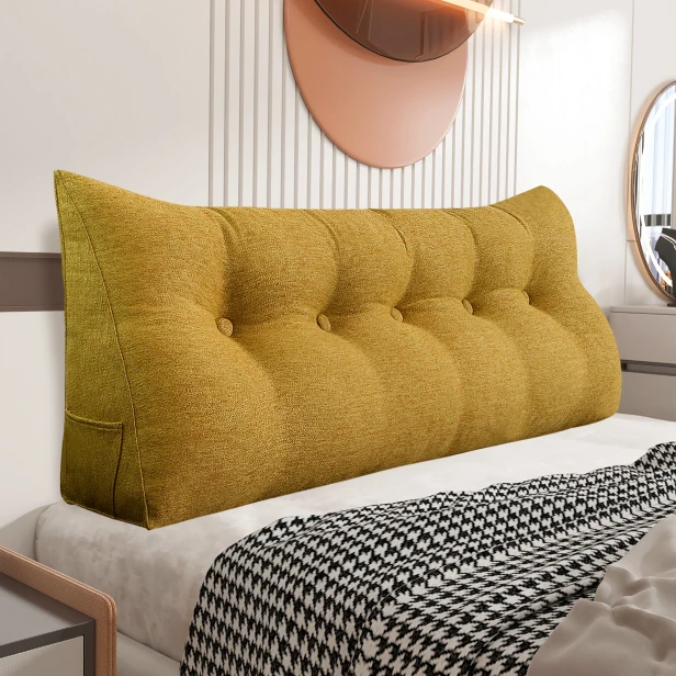 Trójkątna Poduszka do Czytania – Len Żółta, aranżacja w sypialni na łóżku.