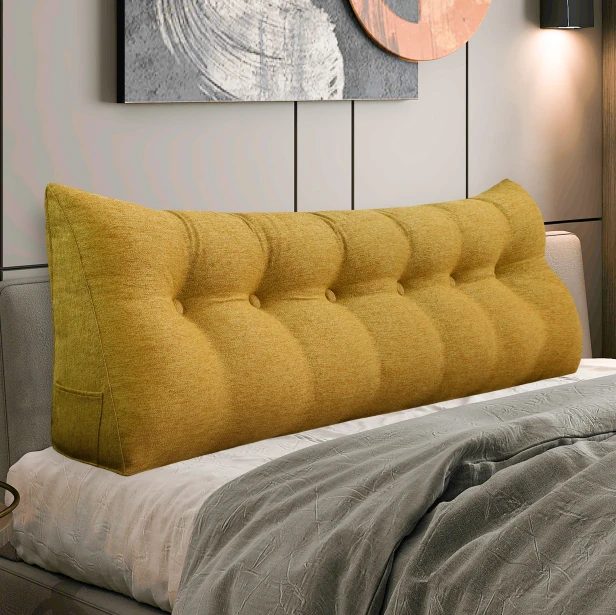 Trójkątna Poduszka do Czytania – Len Żółta, aranżacja w sypialni na łóżku.