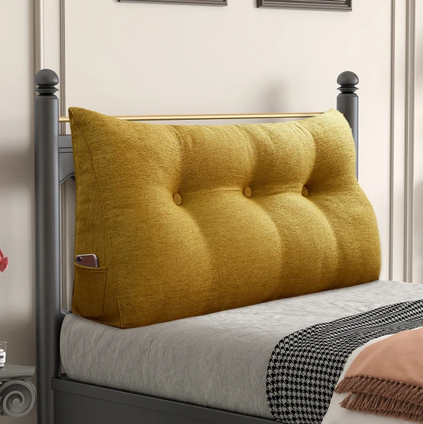 Trójkątna Poduszka do Czytania – Len Żółta, aranżacja w sypialni na łóżku.