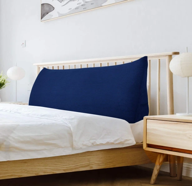 Duża Sztruksowa Poduszka do Czytania Granatowa, aranżacja w sypialni na łóżku.