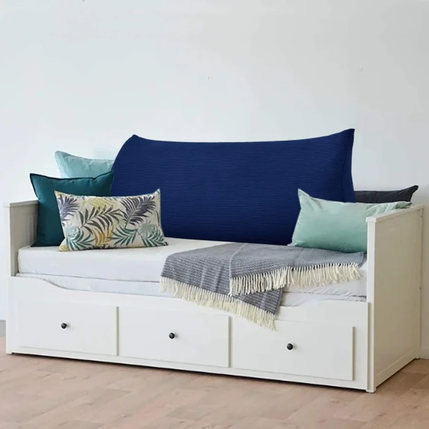 Duża Sztruksowa Poduszka do Czytania Granatowa, aranżacja na leżance.