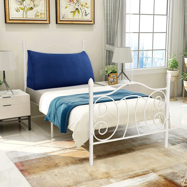 Duża Sztruksowa Poduszka do Czytania Granatowa, aranżacja w sypialni na łóżku.