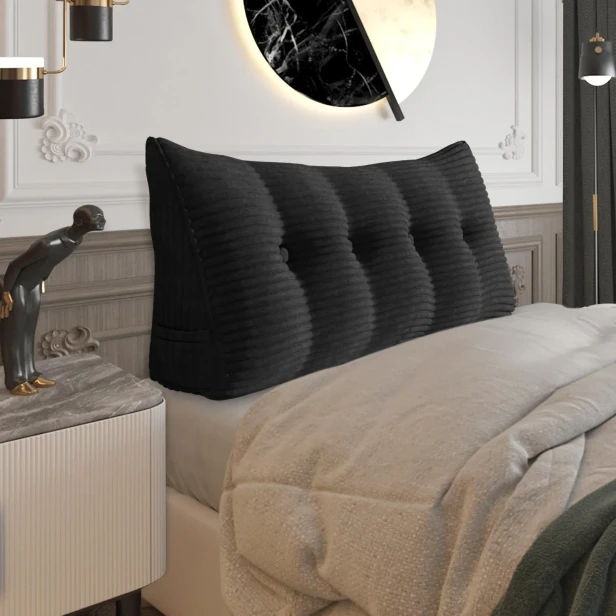 Duża Sztruksowa Poduszka do Czytania – Czarna. Aranżacja w sypialni na łóżku.