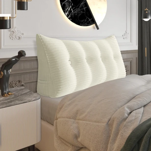 Duża Sztruksowa Poduszka do Czytania – Biała. Aranżacja w sypialni na łóżku.