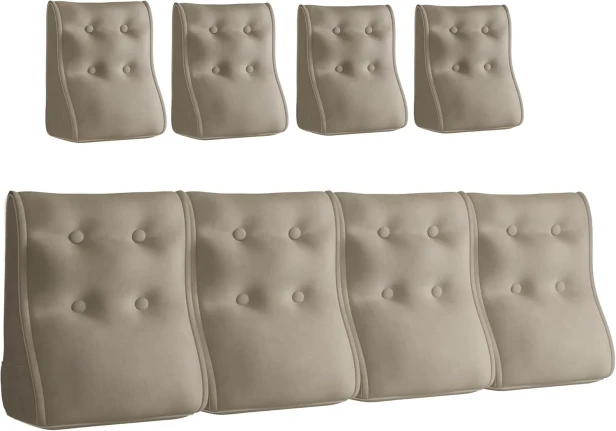 Zestaw czterech pikowanych, kamelowych poduszek lędźwiowych z weluru z białą lamówką.