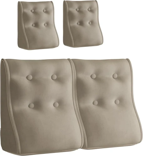 Zestaw dwóch pikowanych, kamelowych poduszek lędźwiowych z weluru z białą lamówką.