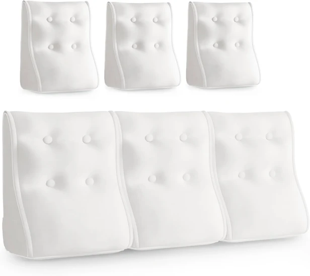 Zestaw trzech pikowanych, białych poduszek lędźwiowych z weluru z białą lamówką.