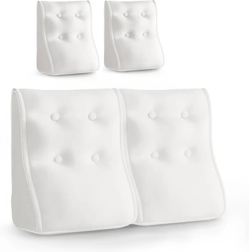 Zestaw dwóch pikowanych, białych poduszek lędźwiowych z weluru z białą lamówką.