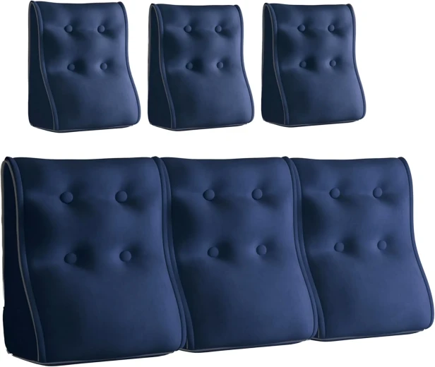 Zestaw trzech pikowanych, granatowych poduszek lędźwiowych z weluru z białą lamówką.