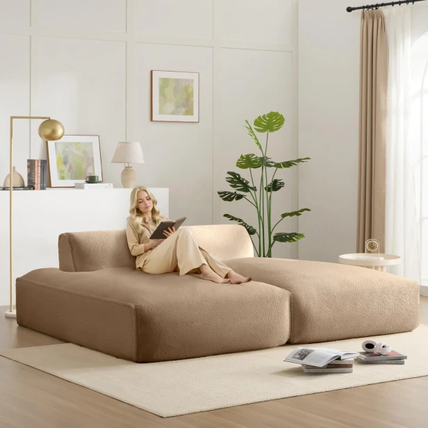 Kobieta leżąca i czytająca książkę w salonie na Sofa Modułowa CloudForm - Khaki.