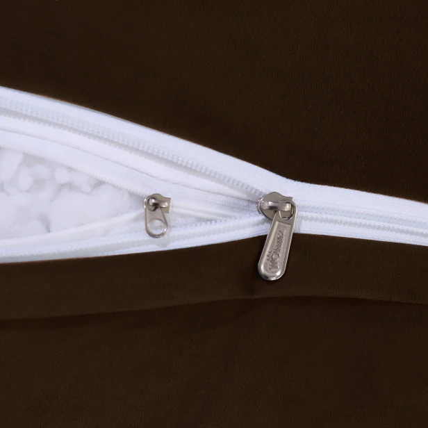 Modułowy Zagłówek z Wałkiem – Brązowy Welur zbliżenie na zamek błyskawiczny.