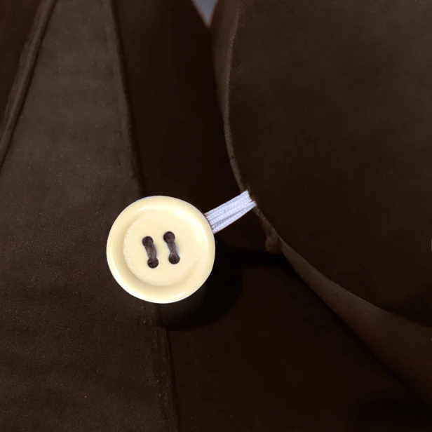 Modułowy Zagłówek z Wałkiem – Brązowy Welur zbliżenie na guzik.