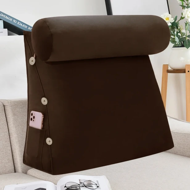 Modułowy Zagłówek z Wałkiem – Brązowy Welur na kanapie w salonie.