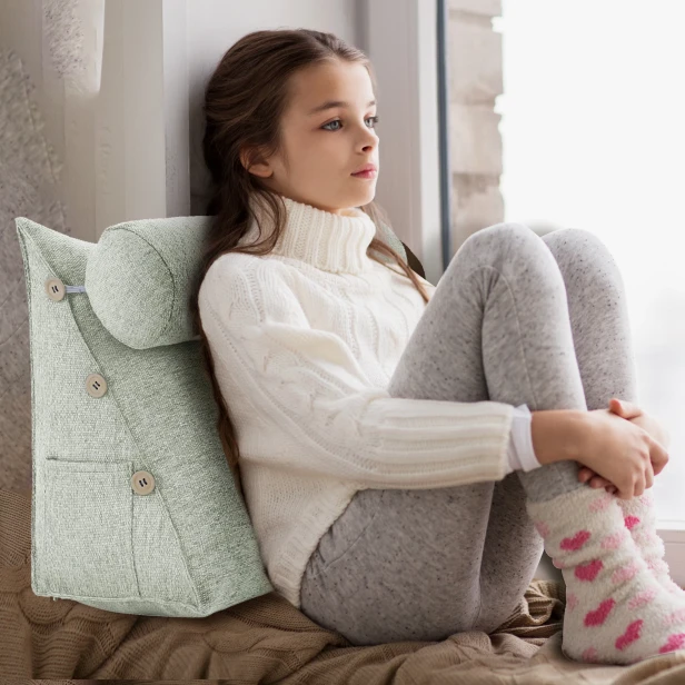 Dziewczynka siedząca na parapecie oparta o Modułowy Zagłówek z Wałkiem – biały Len.